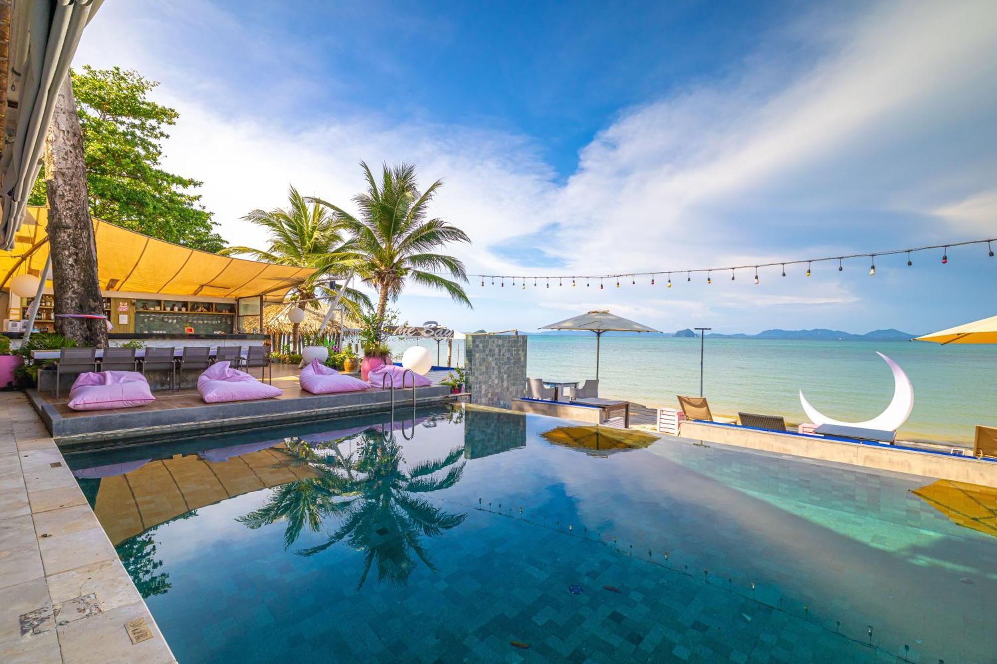 Moonlit Bay Seaview & Villa